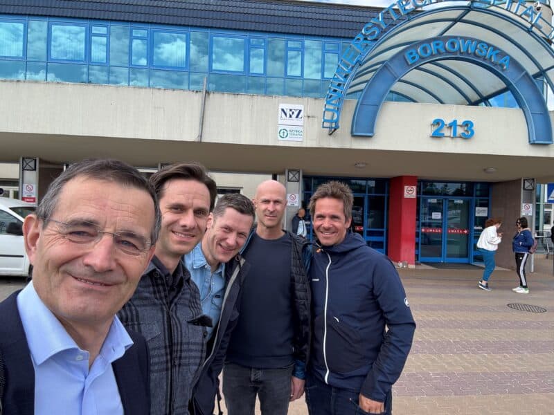 Bilde 1. Utenfor Wroclaw University of Medicine i Polen. Fra venstre: Professor Patkowski, Henrik Røkkum, Kjetil Ertresvåg, Kristoffer Stensrud, Arne Wilhelm Gericke. 